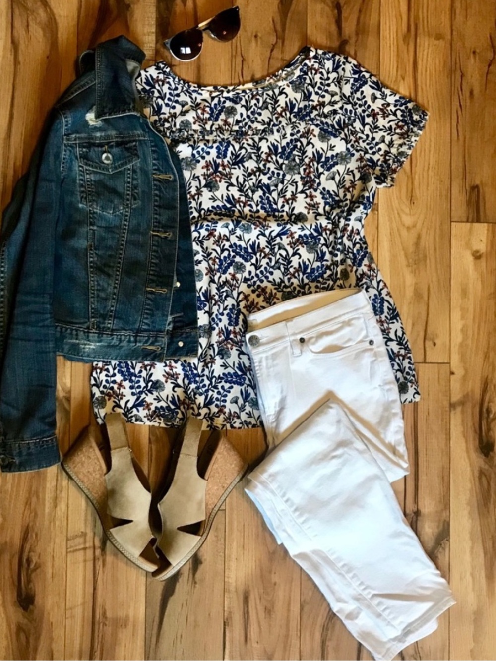LOFT Floral Ruffle Trim Short Sleeve Blouse White Blue Size Medium